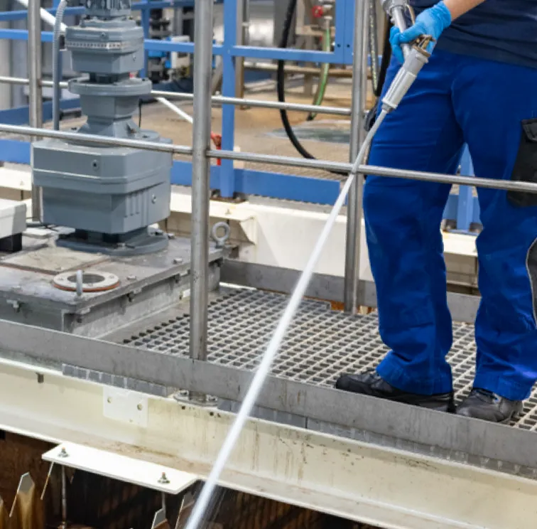 Mitarbeiterin mit Wasserschlauch