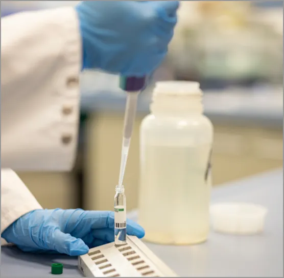 Mitarbeiterin macht Laboranalyse
